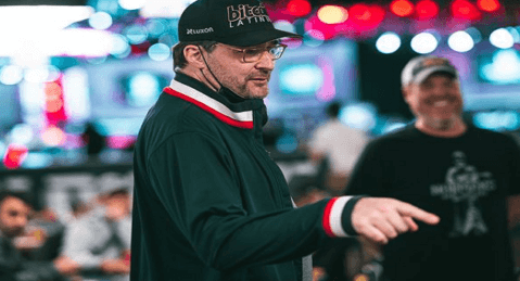 FARZAD-BONYADI-SE-LLEVA-POR-ACCIDENTE-LAS-FICHAS-DE-PHIL-HELLMUTH-EN-EL-SINGLE-DRAW-DE-10.000-DE-LA-WSOP