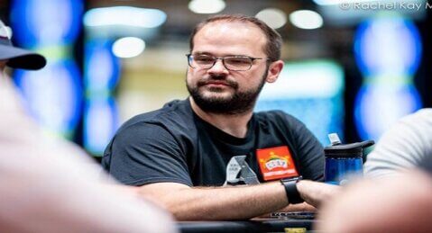 MANO-DE-POKER-DE-LA-SEMANA-–-¡MATT-STOUT-SE-RETIRA-CON-UNA-ESCALERA-DE-COLOR