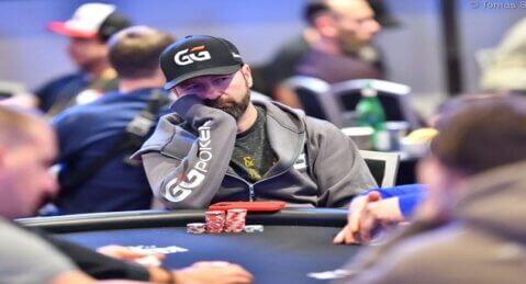 DANIEL-NEGREANU-VUELVE-CON-SUS-VLOGS-EN-LA-WSOPE-–-¡CONSIGUE-UNA-BUENA-PUNTUACION-EN-EL-PLO-DE-5.000