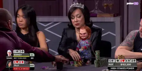 MANO DE POKER DE LA SEMANA – JENNIFER TILLY TIENDE UNA TRAMPA A MATT BERKEY