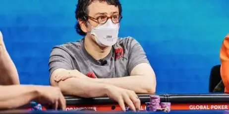 PHIL HELLMUTH LE PIDE A IKE HAXTON QUE SE QUITE SU MASCARILLA